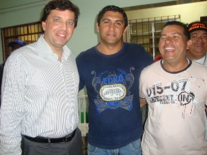Floriano ao lado de Sal (vice-presidente) e Natal (conselheiro), ambos da Comunidade Ativa