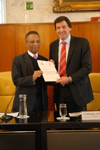 Floriano entrega proposta de lei ao secretário Natanael Miranda dos Anjos   FOTO: Gute Garbelotto/ CMSP