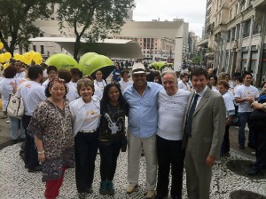 Floriano, maestro João Carlos Martins, Tobias e Alda no bloco de carnaval de combate a violência sexual contra crianças e adolescentes